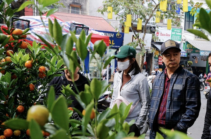 Người Hà Nội đi chợ hoa thường ngắm nhiều hơn mua. Đó như một thú vui. Thế nên, có lẽ chỉ có người Hà Nội mới nói “đi chơi chợ hoa” mà không phải là “đi chợ mua hoa” như nhiều nơi khác.