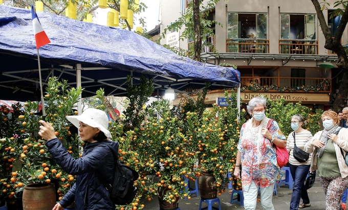 Đoàn du khách quốc tế thích thú với không khí Tết tại chợ hoa Hàng Lược. Bà Jeanne (quốc tịch Pháp) cho biết, chúng tôi chọn du lịch Hà Nội trong những ngày trước Tết Nguyên đán để khám phá nét văn hóa đặc sắc của người Hà Nội.