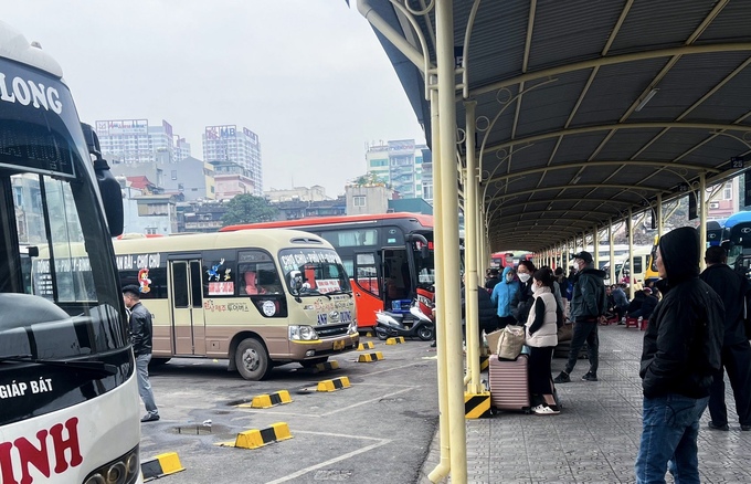 Tại khu vực bến xe Giáp Bát và Nước Ngầm cũng trở nên ít người hơn hẳn so với những ngày trước. Anh Sơn (quê Nam Định) cho biết, do bận công việc và sợ cảnh chen lấn nên sáng nay mới bắt xe khách về quê nghỉ Tết.