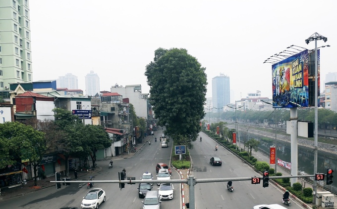 Tại đường Láng, các phương tiện di chuyển không còn cảnh ùn tắc, chen chúc như những ngày trước.