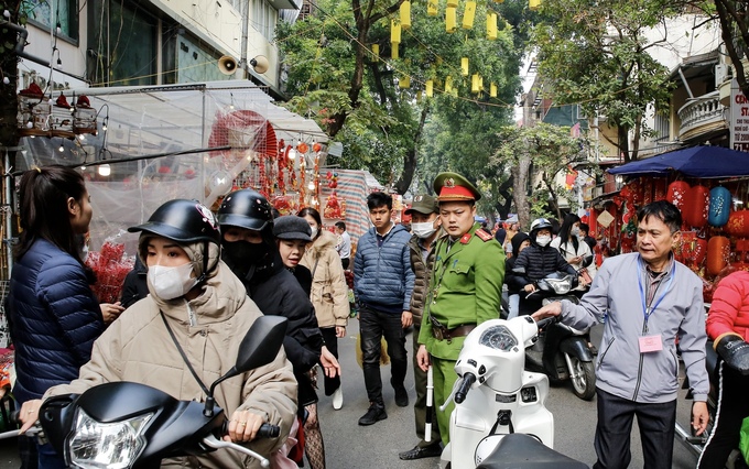 Do quá đông nên lực lượng chức năng thường xuyên đi kiểm tra, nhắc nhở người dân không lấn chiếm lòng đường để tránh ùn tắc.