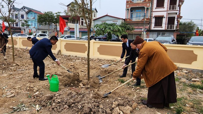 Lãnh đạo Huyện uỷ - UBND huyện Sóc Sơn trồng cây tại khuôn viên nhà văn hoá thôn Đức Hậu (xã Đức Hoà, Sóc Sơn, Hà Nội).