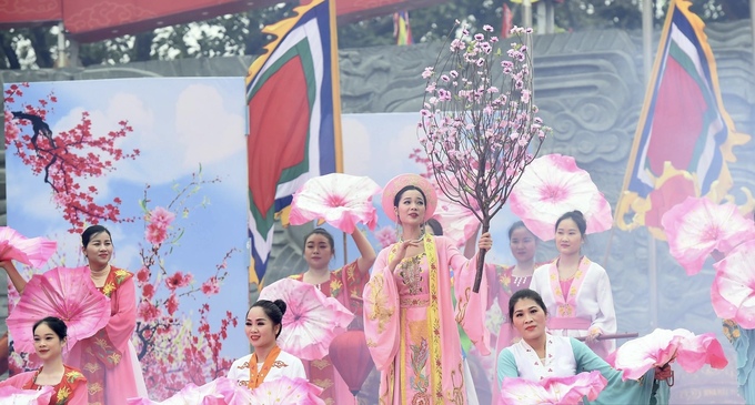 Sau chiến thắng giòn giã đúng vào ngày Mùng 5 Tết, vua Quang Trung đem cành đào Nhật Tân về tặng vợ là công chúa Ngọc Hân.