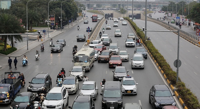 Khoảng 16h tại tuyến đường Đại lộ Thăng Long (cửa ngõ phía Tây Hà Nội), mật độ giao thông cũng bắt đầu tăng dần theo thời gian.