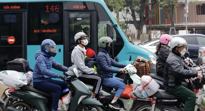 Theo quan sát, mặc dù không xảy ra tình trạng ùn tắc nhưng các phương tiện phải dừng chờ trên 2 nhịp đèn tín hiệu mới có thể di qua các nút giao tại đường Võ Chí Công.