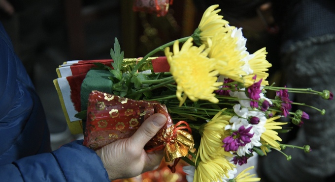 Phía bên ngoài khu vực lễ, dịch vụ mua bán hoa và lễ vô cùng nhộn nhịp. Những người làm nghề siêu lợi nhuận này “bày binh bố trận” khắp nơi để “hốt bạc” tại phiên chợ mỗi năm chỉ họp đúng một lần.