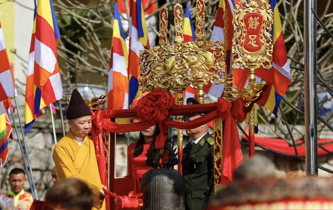 Nghi lễ thỉnh chuông khai hội.