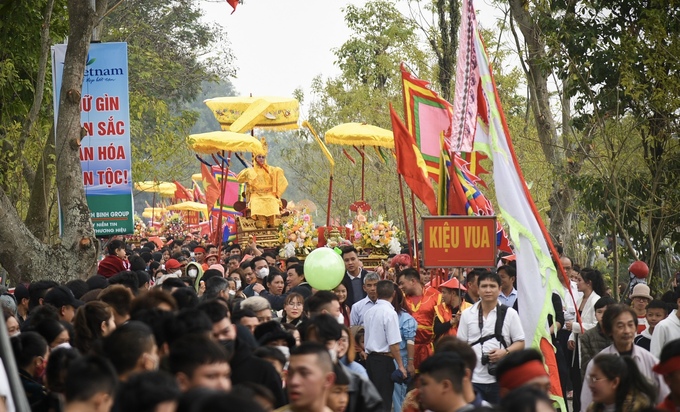 Lễ hội diễn ra cả ngày 11 tháng Giêng âm lịch nhưng sôi động nhất là vào buổi chiều với nghi lễ rước vua, chúa giả từ đình làng về đền Sái và ngược lại.