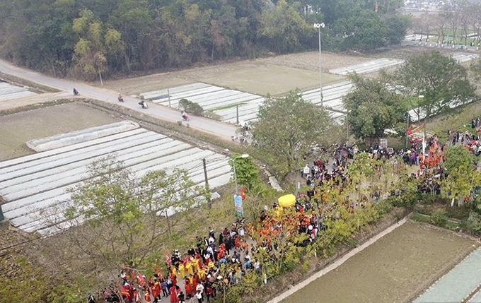 Lễ hội đền Sái (huyện Đông Anh, Hà Nội) nổi tiếng với màn rước kiệu vua, chúa giả diễn ra náo nhiệt, thu hút hàng nghìn người tham dự.