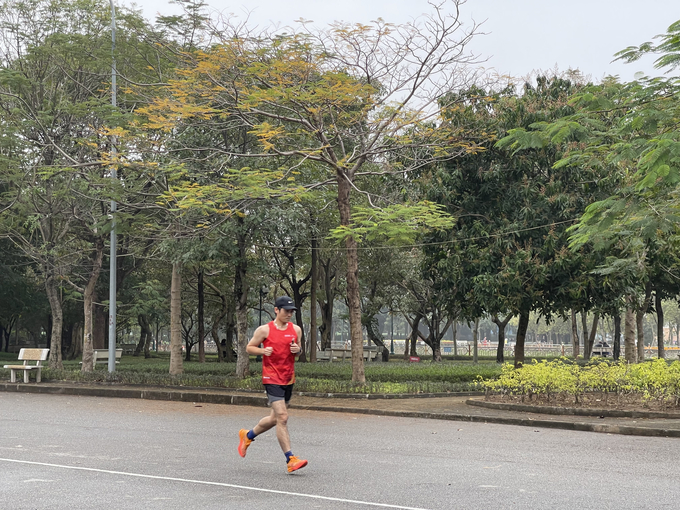 Công viên Cầu Giấy nằm ở phố Thành Thái, phường Dịch Vọng, Cầu Giấy có tổng diện tích lên đến 6.540 m2 bao gồm khu vui chơi cho trẻ em, khu thể dục thể thao, khu hồ nước và quảng trường.