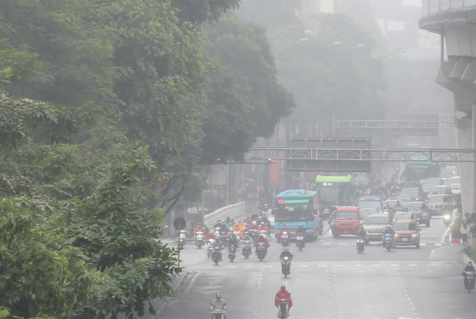 Nhiều phương tiện đi ngoài đường, bắt buộc phải bật đèn để cảnh báo các phương tiện đi đối diện, hoặc chỉ đơn giản là nhìn đường cho dễ.