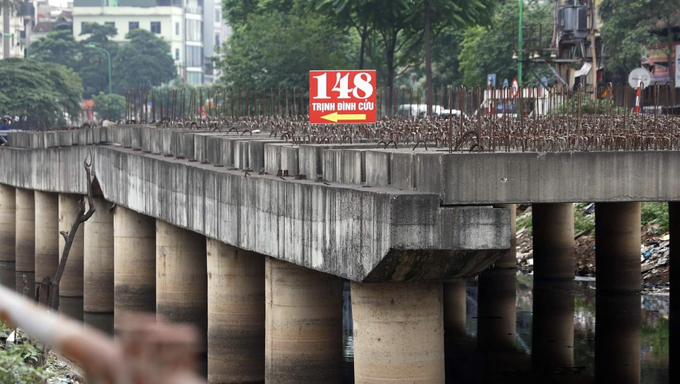 Tuy nhiên sau hơn 10 năm triển khai, dự án vẫn gặp khó khăn trong việc giải phóng mặt bằng, khiến nhiều hạng mục của dự án đình trệ, không thể tiếp tục triển khai gây mất mỹ quan đô thị, ảnh hưởng đến đời sống người dân.