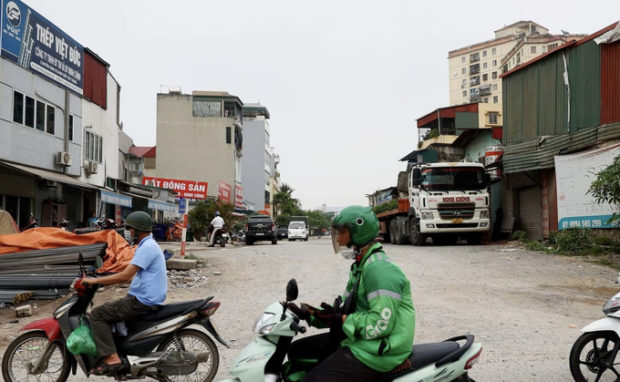 Theo kế hoạch dự án đường Vành đai 2,5 đoạn Đầm Hồng - Quốc lộ 1 sẽ hoàn thành vào năm 2016 nhưng do công tác GPMB chậm nên đã chậm hơn 6 năm. Theo Trung tâm Phát triển quỹ đất quận Hoàng Mai, công tác giải phóng mặt bằng gặp khó khăn do nhiều nguyên nhân.