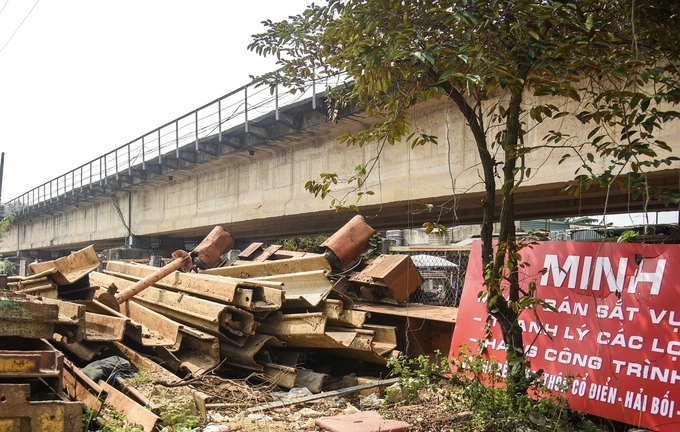 Một số địa điểm tập kết vật liệu vẫn còn nguyên, chưa di chuyển ra khỏi khu vực vi phạm.