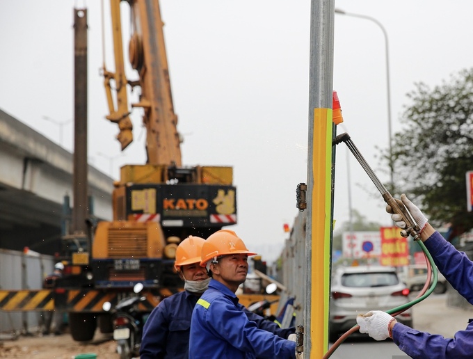 Trước đó, từ ngày 12/2/2023, Ban Quản lý dự án hệ thống xử lý nước thải Yên Xá tiếp tục rào chắn một phần lòng đường Nguyễn Xiển (Thanh Xuân, Hà Nội) để thi công hố ga. Hiện tính từ số nhà 260 đường Nguyễn Xiển đến ngã tư đường Nguyễn Xiển – đại lộ Chu Văn An có 3 vị trí được rào chắn phục vụ thi công hố ga.