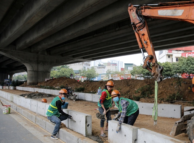 Nhằm giảm tình trạng ùn tắc giao thông khi thi gói thầu số 2 của Dự án hệ thống xử lý nước thải Yên Xá, đơn vị thi công đã xén dải phân cách giữa đường Nguyễn Xiển.