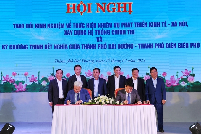 Các đồng chí lãnh đạo hai tỉnh chứng kiến lễ ký kết hợp tác giữa hai thành phố Hải Dương - Điện Biên Phủ.