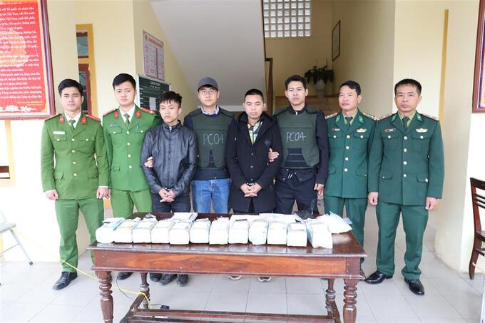 Các đối tượng bị bắt giữ cùng tang vật (Ảnh: BCA)