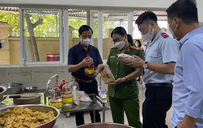 Hà Nội tăng cường kiểm tra an toàn thực phẩm bếp ăn trường học. - Ảnh minh họa.