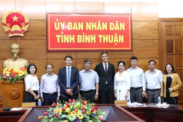 Lãnh đạo tỉnh Bình Thuận chụp hình lưu niệm cùng đại diện Đại sứ quán Đan Mạch, liên danh Tập đoàn T&T Group và Tập đoàn Ørsted