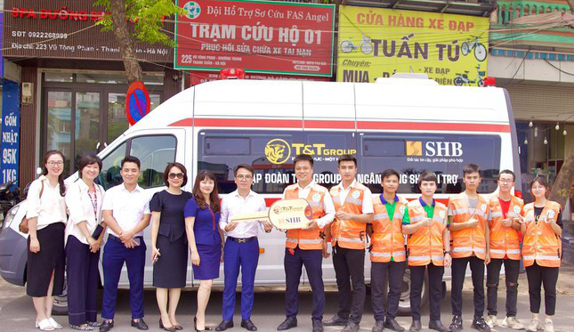 Đại diện Tập đoàn T&T Group và Ngân hàng SHB trao tặng Đội hỗ trợ sơ cứu FAS Angel xe cứu thương GAZ trị giá 870 triệu đồng.