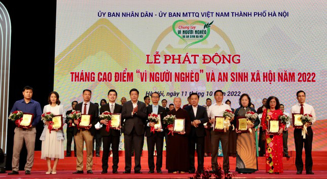 Ông Đỗ Vinh Quang – Phó Chủ tịch HĐQT Tập đoàn T&T Group (thứ tư từ trái sang) nhận bằng vinh danh của UBND - Ủy ban MTTQ Việt Nam thành phố Hà Nội vì những đóng góp tích cực trong công tác giảm nghèo và an sinh xã hội của thành phố.