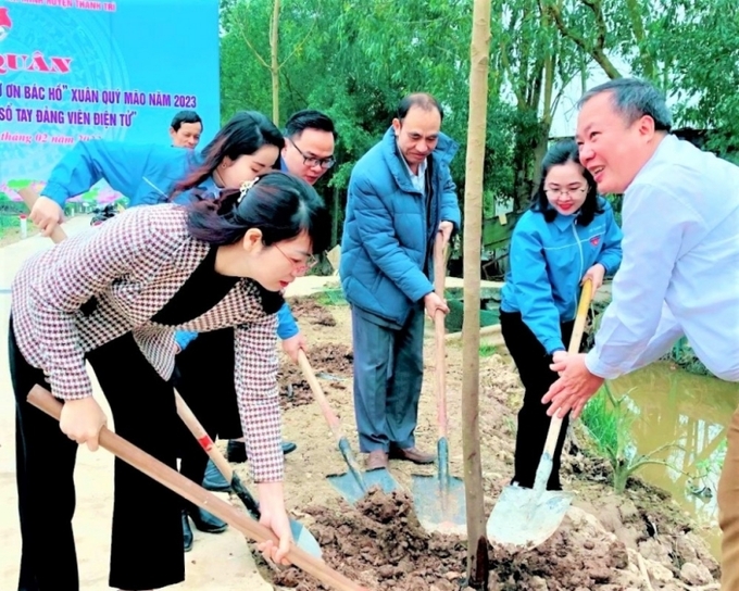 Các đại biểu cùng đoàn viên thanh niên đã trồng cây tại tuyến đường liên xã thôn Nhân Hoà - Siêu Quần, xã Tả Thanh Oai.