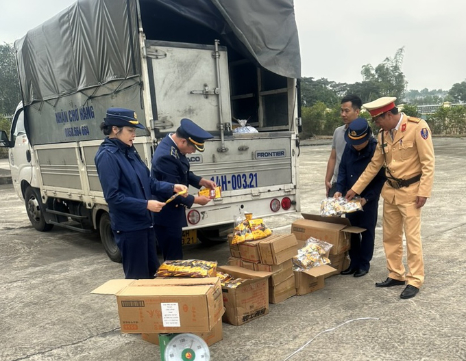 Lực lượng chức năng kiểm đếm hàng hoá vi phạm.