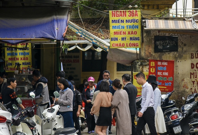 Hiện tại, trong khu vực này có 15 hộ dân sinh sống. Những hộ dân này chia nhau mở quán ăn uống tại khu vực sân.