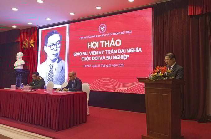 Chủ tịch Liên hiệp Hội Việt Nam Tiến sĩ khoa học Phan Xuân Dũng - trình bày tóm tắt về cuộc đời, sự nghiệp của Giáo sư Trần Đại Nghĩa.