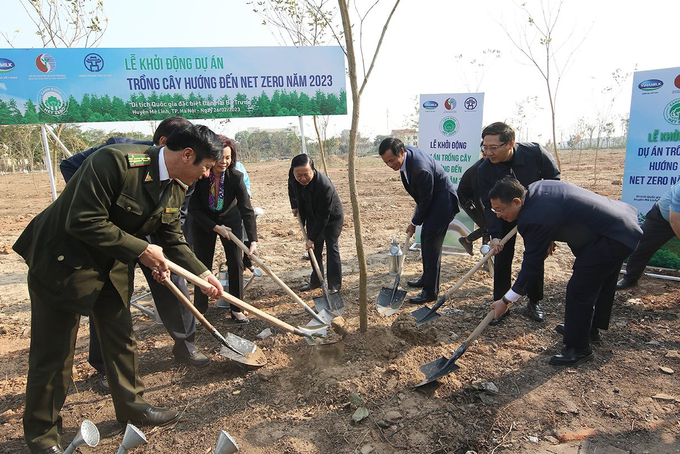 Phó Thủ tướng Chính phủ Trần Hồng Hà và các đại biểu trồng cây xanh tại huyện Mê Linh - TP Hà Nội.