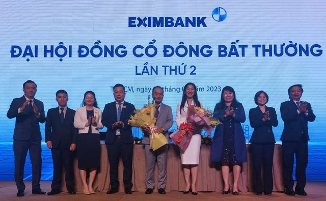 Ông Phạm Quang Dũng và bà Lê Thị Mai Loan nhận hoa khi trúng cử vào HĐQT Eximbank nhiệm kỳ VII (2020 - 2025) tại đại hội đồng cổ đông bất thường 2023 ngày 15/2/2023. Ông Phạm Quang Dũng và bà Lê Thị Mai Loan sẽ giữ chức Phó Tổng Giám đốc Eximbank từ 27/2/2023.