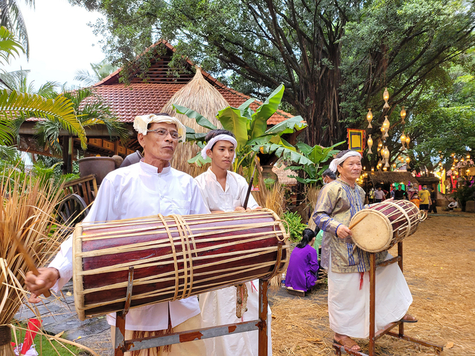 Những hoạt động văn nghệ truyền thống.