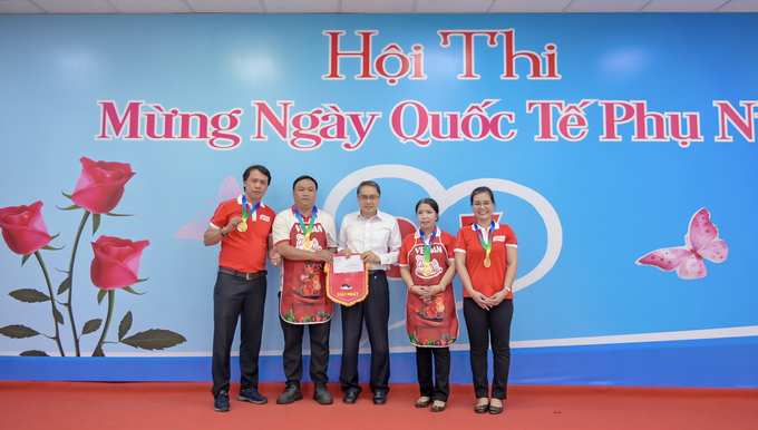 Ông Ni Chih Hao - Tổng Giám đốc Vedan Việt Nam (áo trắng) trao thưởng cho đội đạt Giải Nhất hội thi “Bữa cơm gia đình”