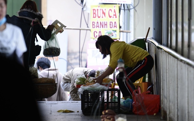 Trước cổng bệnh viện Bạch Mai, tình trạng cầu bộ hành bị lấn chiếm bởi các gánh hàng rong và hàng quán khiến bộ mặt đô thị trở nên mất mỹ quan.