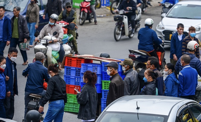 Các tiểu thương kinh doanh trước cổng bệnh viện K Tân Triều cho biết, tình trạng người dân băng qua đường thay vì sử dụng cầu bộ hành khá phổ biến tại đây.