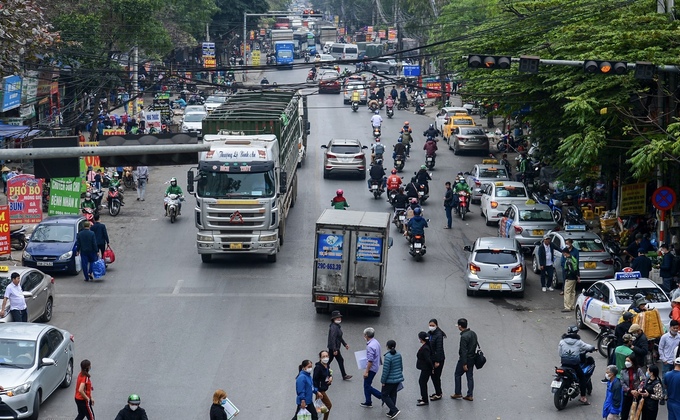 Tuy nhiên, người dân vẫn di chuyển dưới lòng đường ngay chân cầu bộ hành.