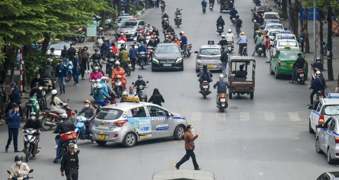 Người dân ngó lơ cây cầu vượt này và đi bộ sang đường mặc cho cho các phương tiện khác đang di chuyển với tốc độ cao.