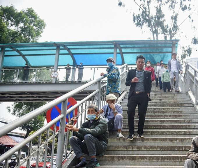 Những cầu bộ hành khi bị lãng quên, dần trở thành địa điểm để người nhà bệnh nhân tụ tập, nghỉ chân.