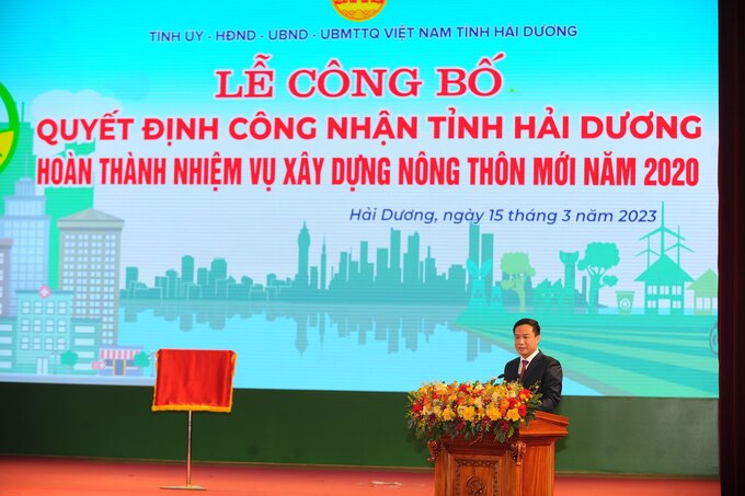 Chủ tịch UBND tỉnh Hải Dương Triệu Thế Hùng báo cáo chương trình xây dựng nông thôn mới.