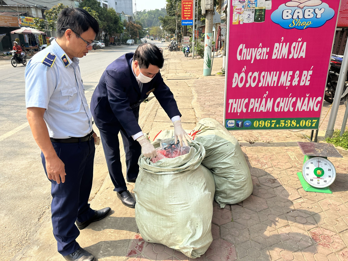 Lực lượng chức năng kiểm tra hàng hóa vi phạm.