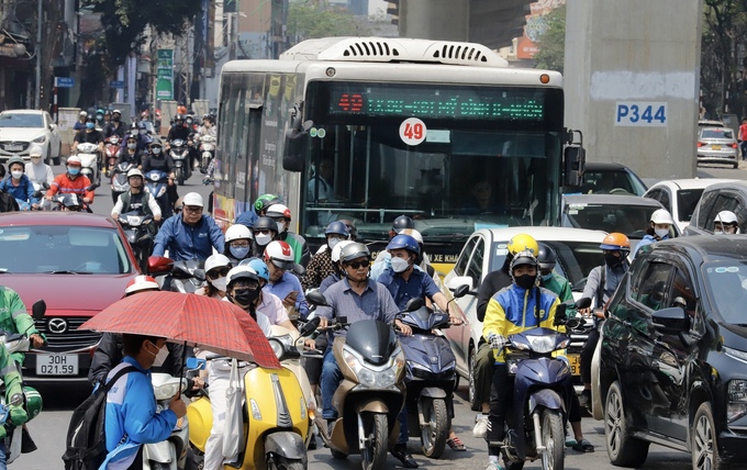 Nắng nóng gay gắt kết hợp các phương tiện ô tô, xe máy xả khói khiến không khí càng trở nên oi bức.