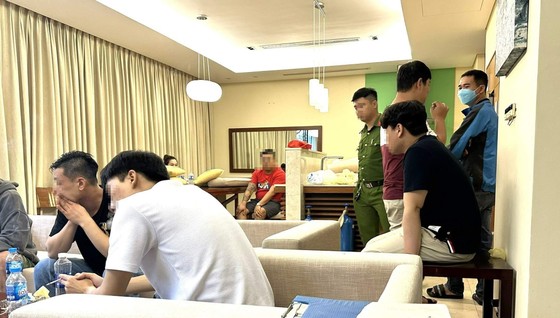 Cơ quan chức năng đang làm việc với các đối tượng (Ảnh: CACC)
