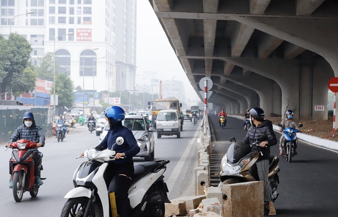 Tình trạng tạt đầu ô tô, cắt dòng phương tiện khác để sang đường diễn ra phổ biến, tiềm ẩn nguy cơ tai nạn giao thông.