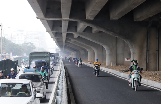 Sau khoảng 1 tháng thi công, làn đường mở rộng (bên phải) hiện đã làm xong nhưng vẫn chưa đưa vào sử dụng.