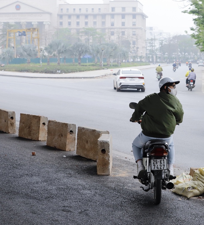 Người dân đã tự ý di chuyển các ụ bê tông chắn để thuận tiện cho việc rẽ sang Đại lộ Chu Văn An.