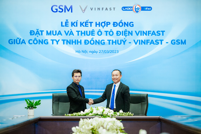 Ông Nguyễn Văn Thanh - Tổng giám đốc Công ty GSM kiêm Phó Tổng giám đốc VinFast Việt Nam và ông Nguyễn Ngọc Đồng - Tổng giám đốc Công ty TNHH Đồng Thuý ký kết hợp đồng mua và thuê xe ô tô điện VinFast.