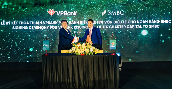 Ông Ngô Chí Dũng, Chủ tịch HĐQT VPBank (bên phải) và ông Masahiro Yoshimura, Giám đốc Điều hành, Tổng trưởng Quản lý Đầu tư Ngân hàng SMBC ký kết thỏa thuận