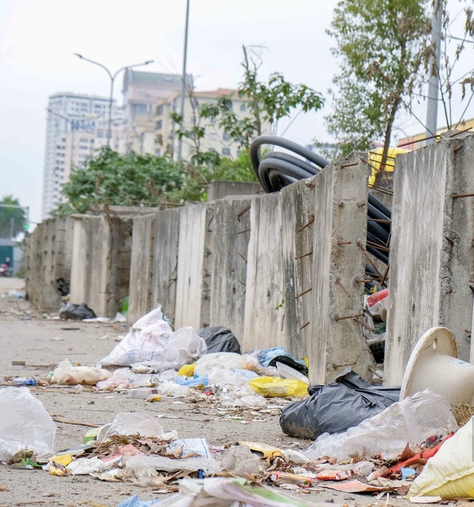 Tuyến đường này hiện đang trong tình trạng thi công dang dở do nhiều đoạn chưa giải phóng được mặt bằng.