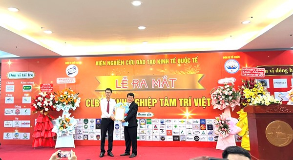 TS. Nguyễn Quang Tiệp - Viện Trưởng Viện Nghiên cứu đào tạo kinh tế quốc tế (bên trái) trao Quyết định thành lập CLB Doanh nghiệp Tâm Trí Việt cho ông Trịnh Đình Dương. Ảnh: An Nguyễn
